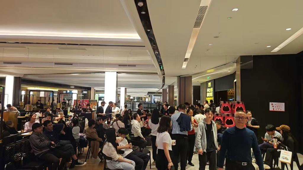 “五一”期间,烤匠多个门店迎来众多顾客排队。受访者供图