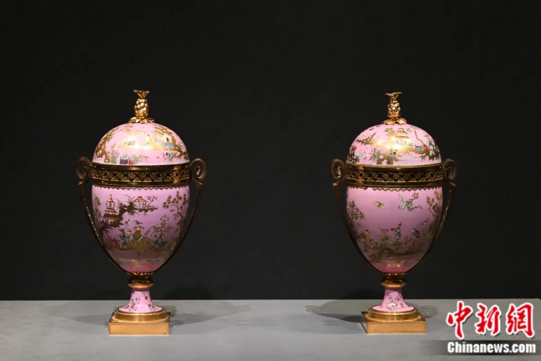 法國塞弗爾瓷器工廠燒製的一對淡紫地彩繪描金風景人物圖蛋形瓶。田雨昊 攝