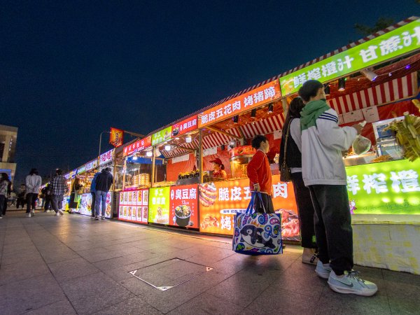 惠南镇东城社区第二届美食节夜市开幕。主办方供图（下同）