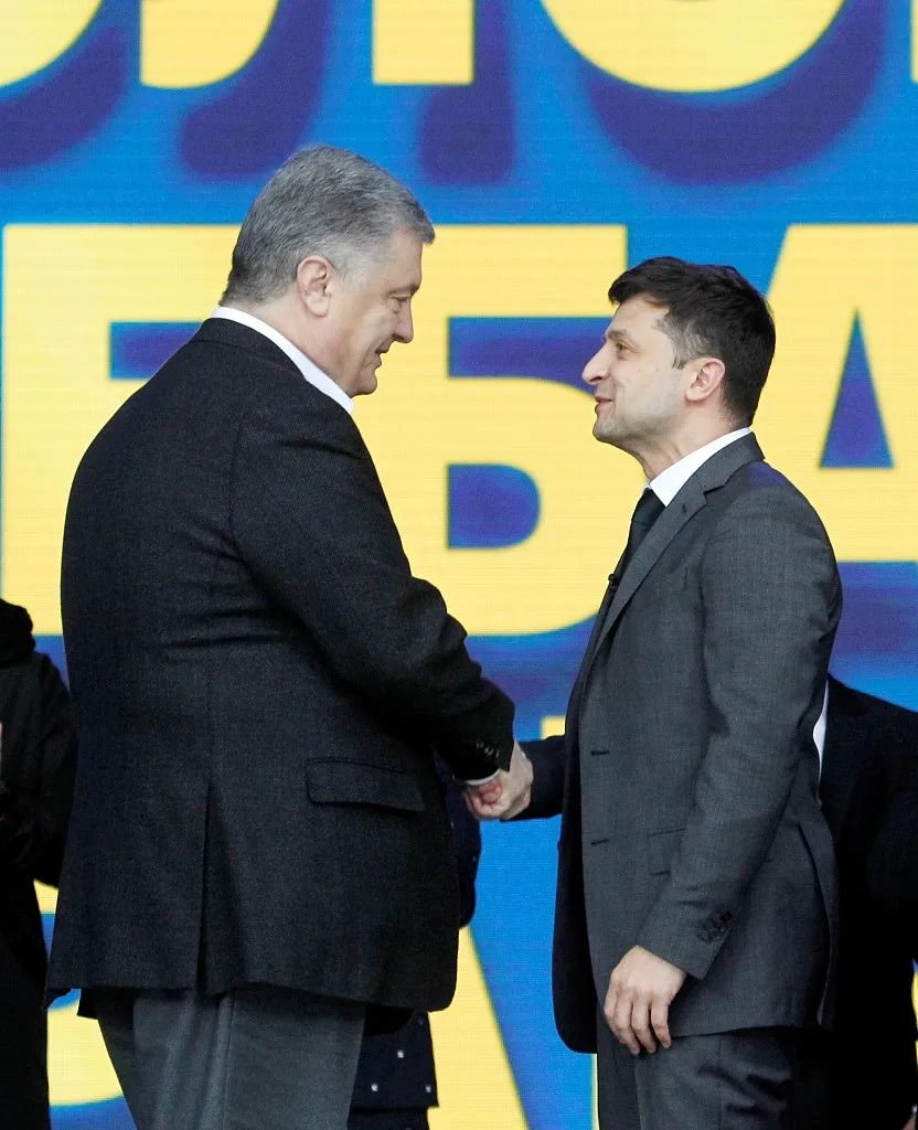 2019年4月19日，烏克蘭基輔，波羅申科與總統選舉競爭對手澤連斯基參加大選電視辯論。圖/視覺中國