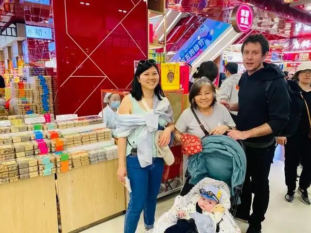 法国游客在第一食品商店