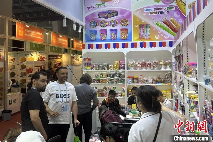 5月4日，境外採購商在第135屆廣交會三期瞭解中國糖果產品。中新社記者 程景偉 攝