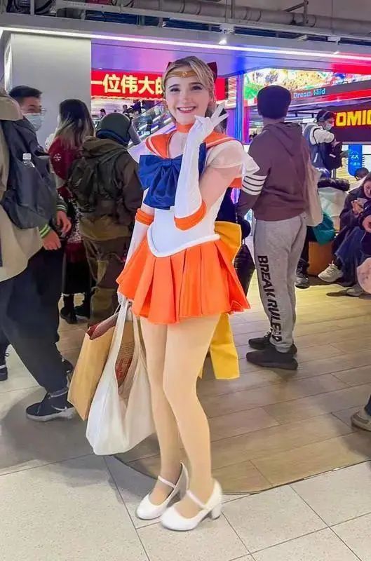 cosplay成美少女战士的外国二次元爱好者