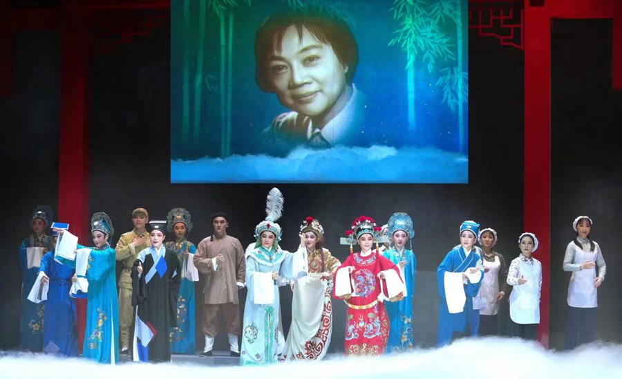 “风·范”纪念越剧宗师范瑞娟诞辰100周年系列演出第一场中,AI还原范瑞娟原声 祖忠人摄