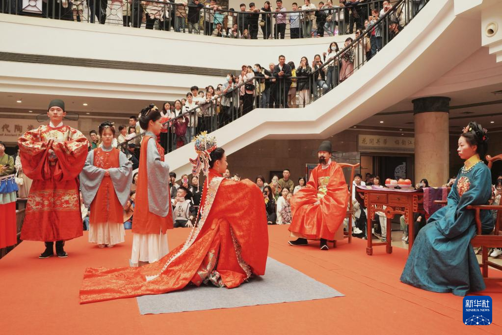 觀眾在武漢博物館觀賞明代婚禮展演。武漢博物館供圖