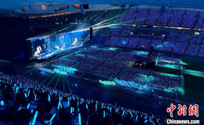 5月4日晚，2024鳳凰傳奇「吉祥如意」演唱會北京站在國家球場(鳥巢)舉行。圖為演唱會現場。中新社記者 易海菲 攝