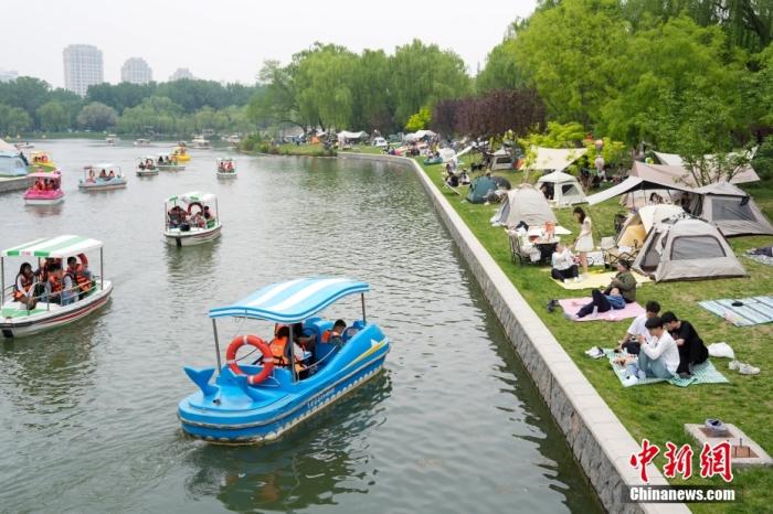   資料圖：5月4日，遊客在北京朝陽公園的草地上露營。 中新社記者 趙文宇 攝