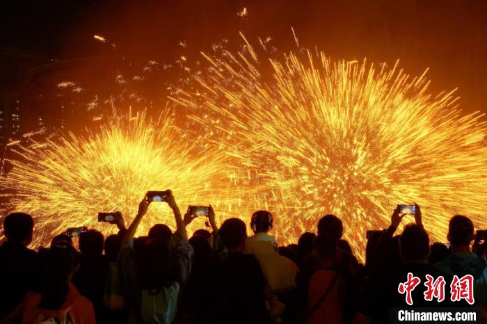 廣州融創樂園舉行「炒籃花」演出。廣州市文化廣電旅遊局 供圖