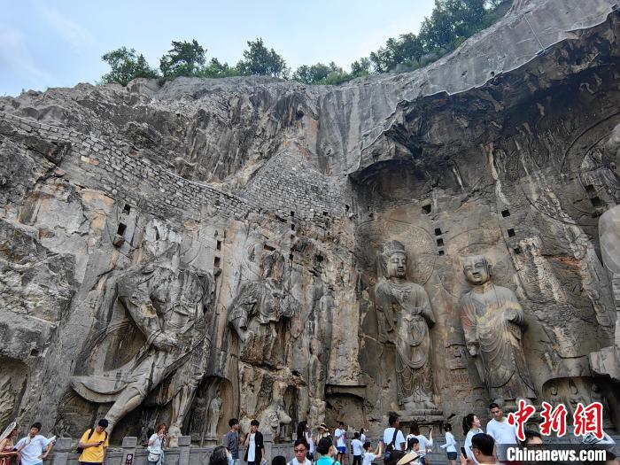 遊客在洛陽龍門石窟。(資料圖)劉鵬 攝