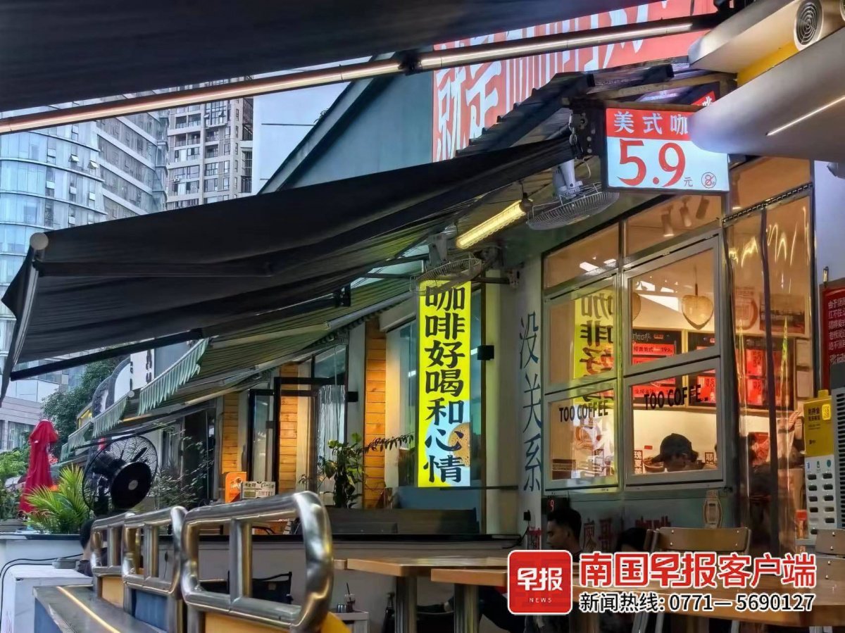 ▲南宁长月巷有多家咖啡门店,不少人已形成来此喝咖啡的习惯。