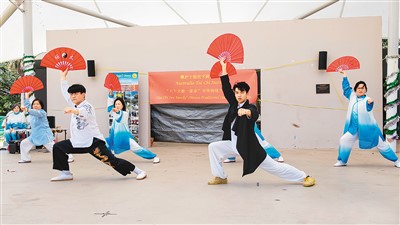 二〇二二年五月，鍾維康（前排左一）在「天下太極一家親」中華傳統文化活動日上表演太極追風扇。受訪者供圖