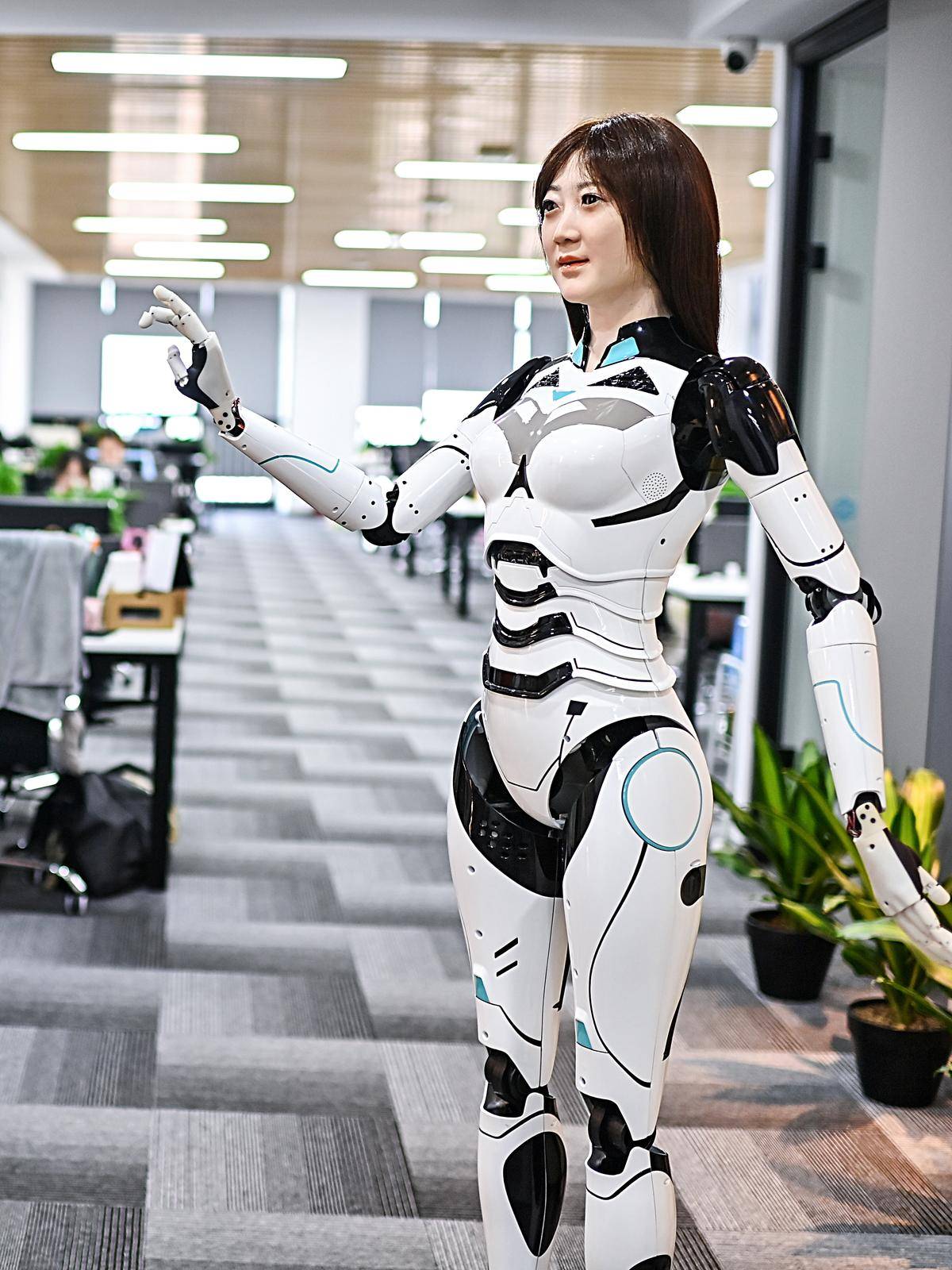 仿人形機器人「小麗」能跳舞和打太極，目前這款機器人已量產。（湖北日報全媒記者 朱熙勇 攝）