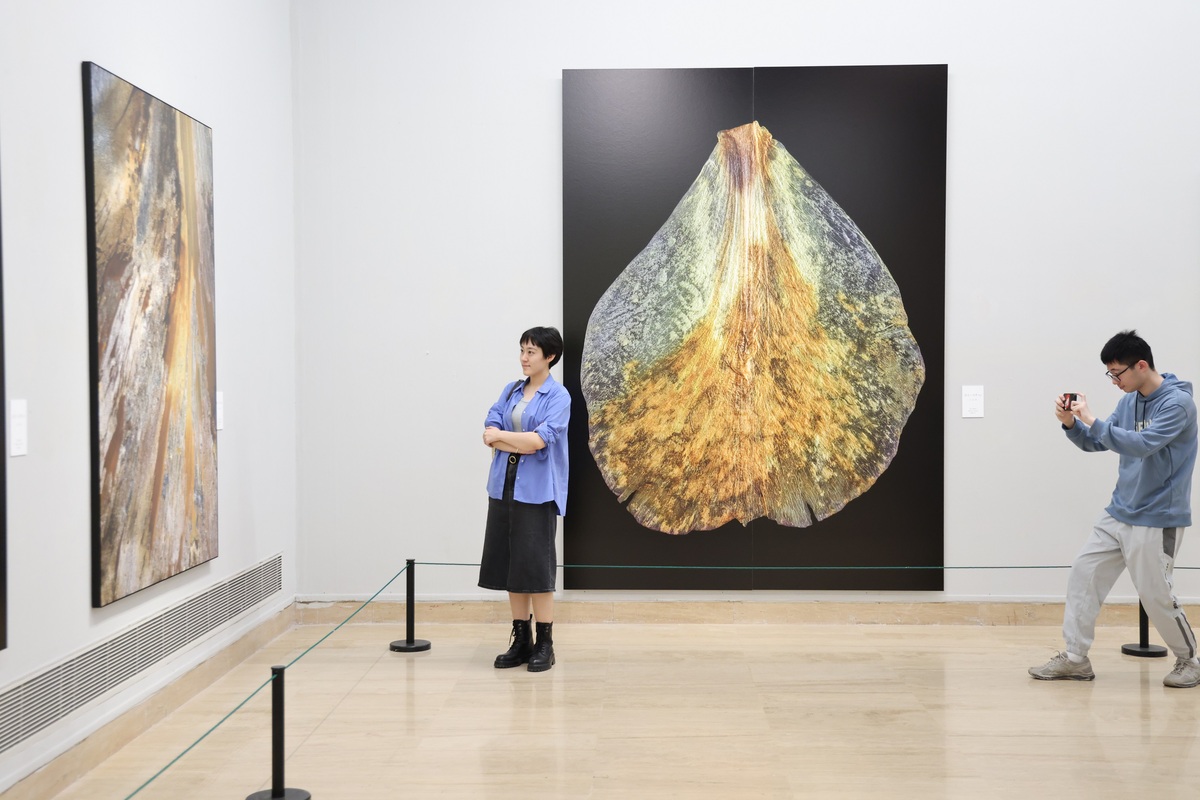5月7日，觀眾在中國美術館參觀《國色·九歌——王昆峰影像藝術展》。中國日報記者 王敬 攝