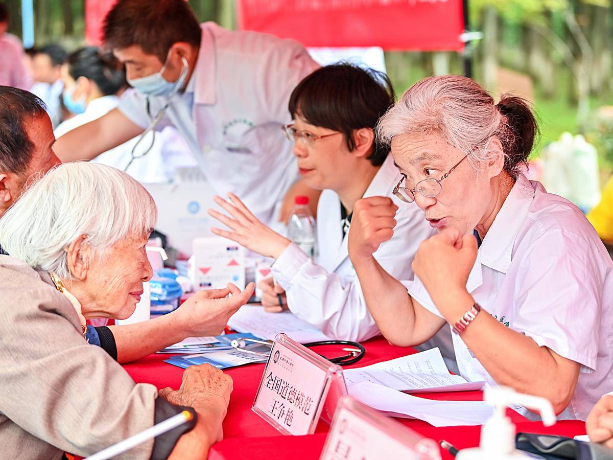 武漢120餘位專家到公園義診，優質醫療資源離老百姓越來越近。（湖北日報全媒記者 朱熙勇 攝）