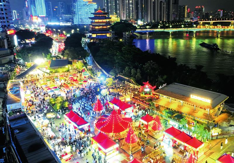 “五一”假期,南宁旅游发展公司精心打造的邕江夜游、民生广场·水漾市集吸引众多市民游客 本报记者宋延康 摄