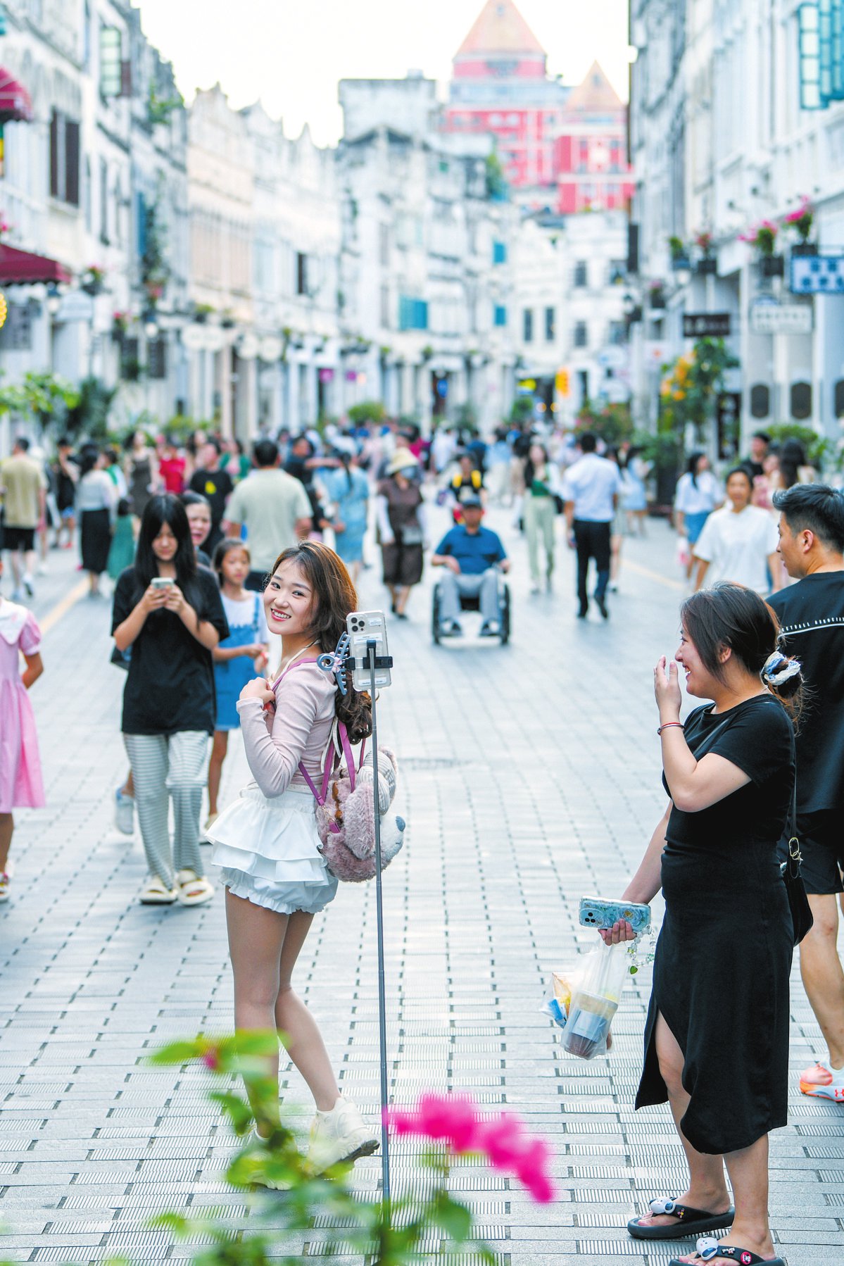 　　5月4日，海口骑楼老街游人如织，市民游客在此游玩打卡。海口日报记者 苏弼坤 摄
