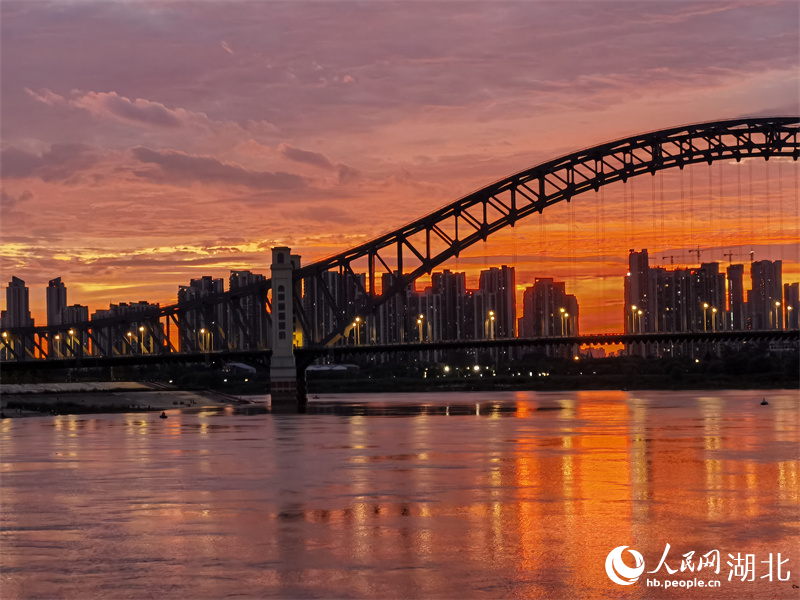 夕陽西下，漢江灣橋風景如畫。人民網記者 周雯攝