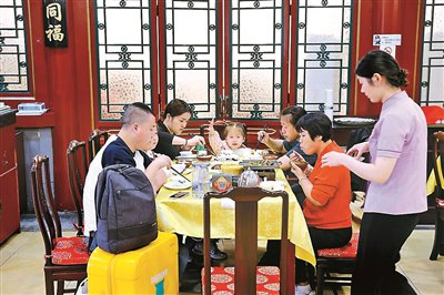 “五一”假期,游客在同和居什刹海店就餐