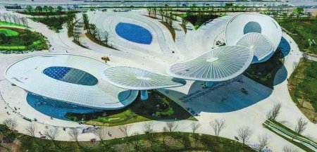 成都世园会主会场入口处的“芙蓉花瓣”。郭磊 摄