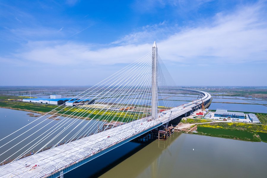   建設中的合周高速壽潁段淮河特大橋項目。（受訪者供圖）