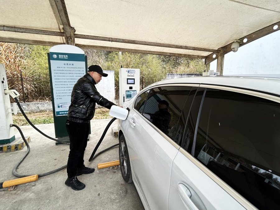   在黃浮高速齊雲山服務區，車主正在給新能源汽車充電。新華社記者 吳慧珺 攝