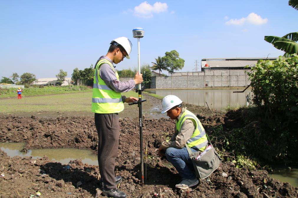 2021年5月，於百坤（左一）與同事進行路基施工段落GPS放線。（受訪者供圖）