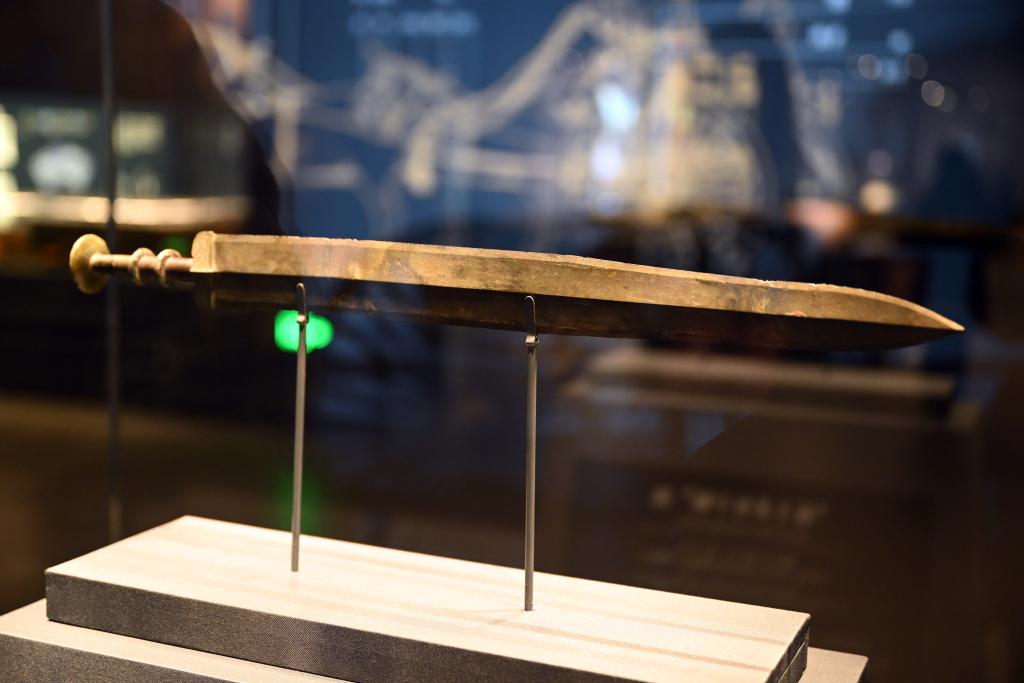   安徽楚文化博物館展出的越王者旨於賜劍。新華社記者 周牧 攝