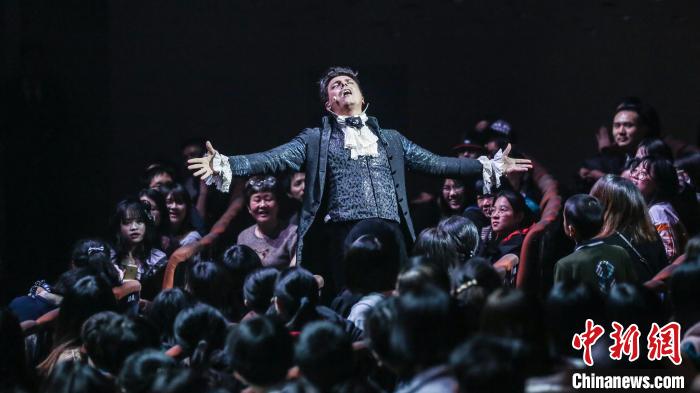 2019年，法語音樂劇《搖滾莫紮特》在中國巡演，洛朗·班(LaurentBàn)在劇中飾演薩列里。湯亮 攝