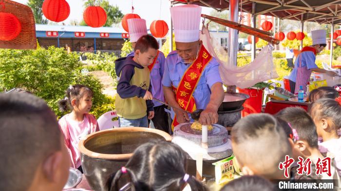 5月6日，首屆豆腐文化節豆腐製作體驗區，小朋友體驗磨豆漿。烏力更 攝