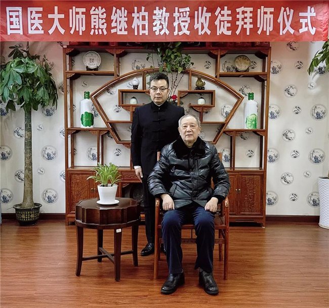 (国医大师熊继柏与尚江涛院长合影留念)