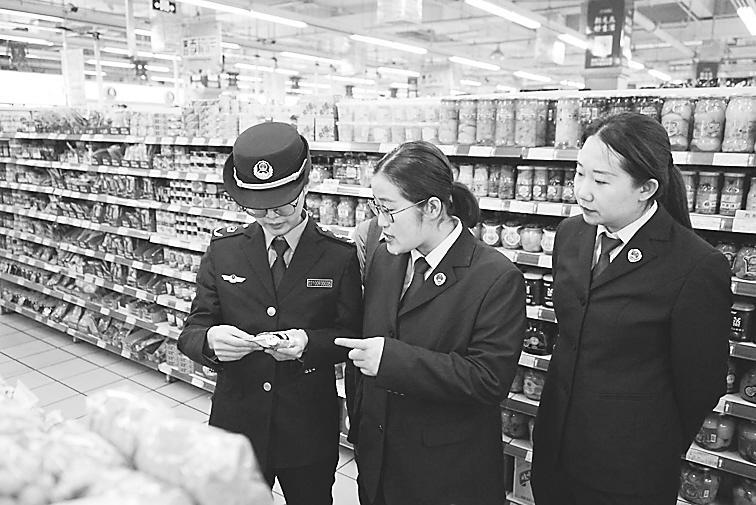 图为检察干警和市场监督管理局执法人员在一家超市进行食品安全检查。 董雪 陈秀严 摄