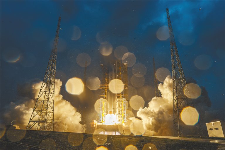嫦娥六號探測器發射現場。新華社發（國家航天局供圖）
