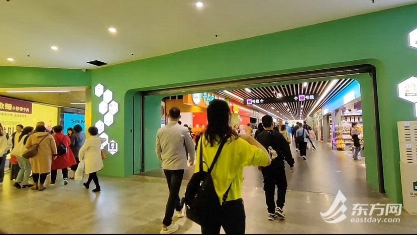 图说:下台阶进入集市后,右通道上方悬挂地铁10号线指示牌。 纵相新闻 摄影