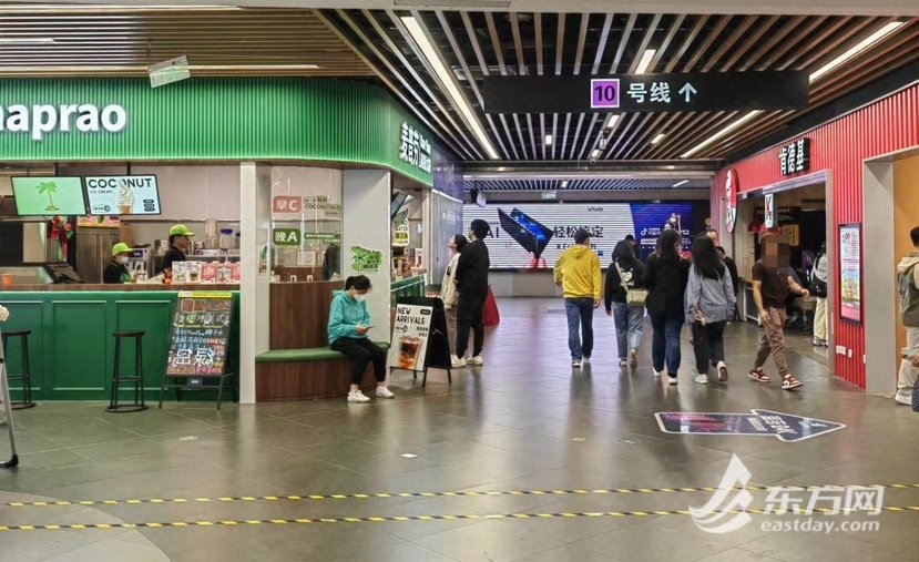 图说:集市内的最后一块指示牌,前行后经过肯德基右转则为地铁站厅入口。 纵相新闻 摄影