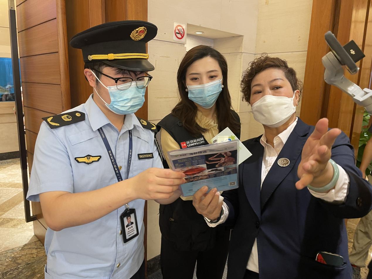 餐厅负责人介绍就餐区域提示牌设置情况。