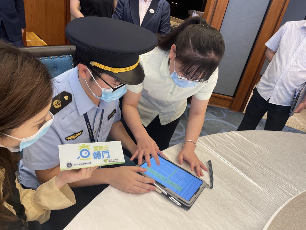 执法人员检查索证索票情况。