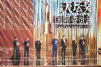 庫斯圖里卡（右四）亮相第十四屆北影節開幕禮。新華社記者 陳鍾昊攝