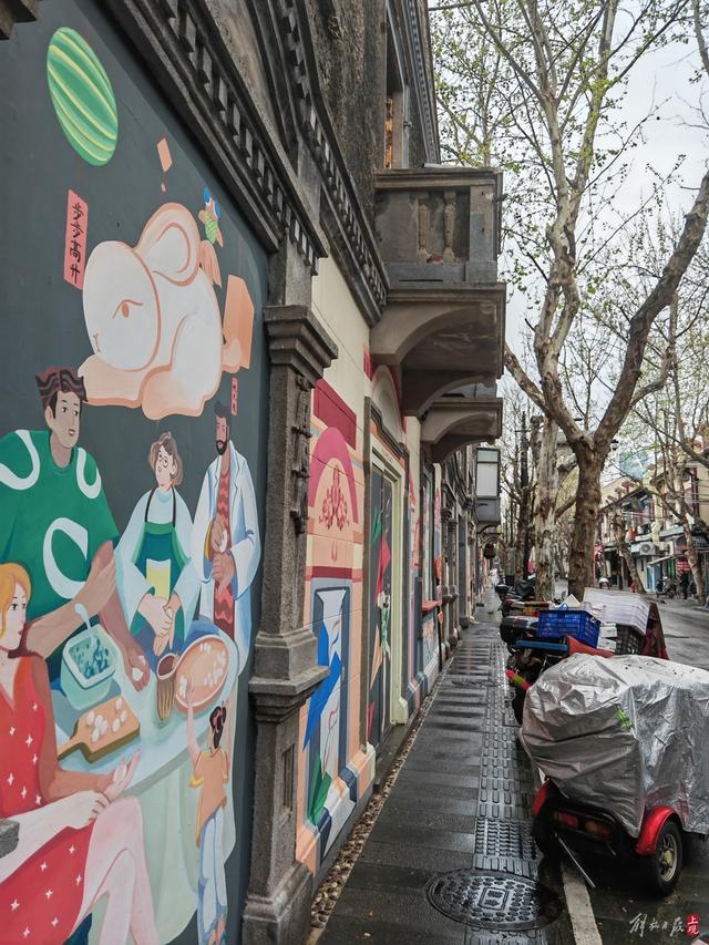 淡水路,旧改基地西成里外墙被涂上了多彩的墙绘 唐烨摄