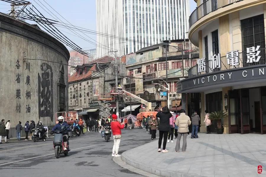 乍浦路被改造为老上海风貌后,吸引了很多游客。蒋迪雯摄