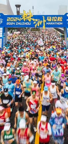 ▲ 1.5萬名跑者依次衝出起跑線。詠洲/攝 圖片來源：株洲日報