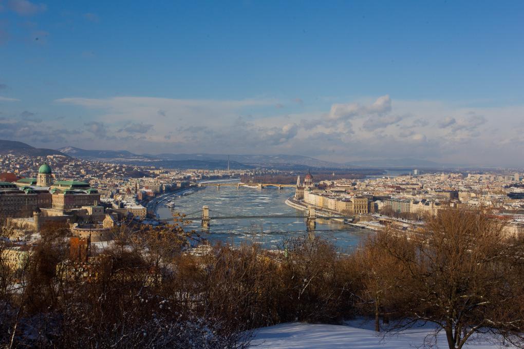   2012年2月15日從布達佩斯多瑙河畔的蓋雷特山上拍攝的雪景。