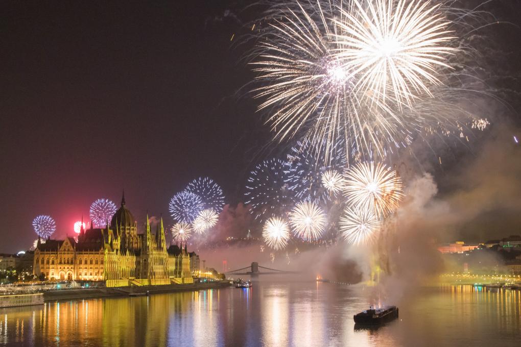   2022年8月27日，煙花在布達佩斯的多瑙河上空綻放。