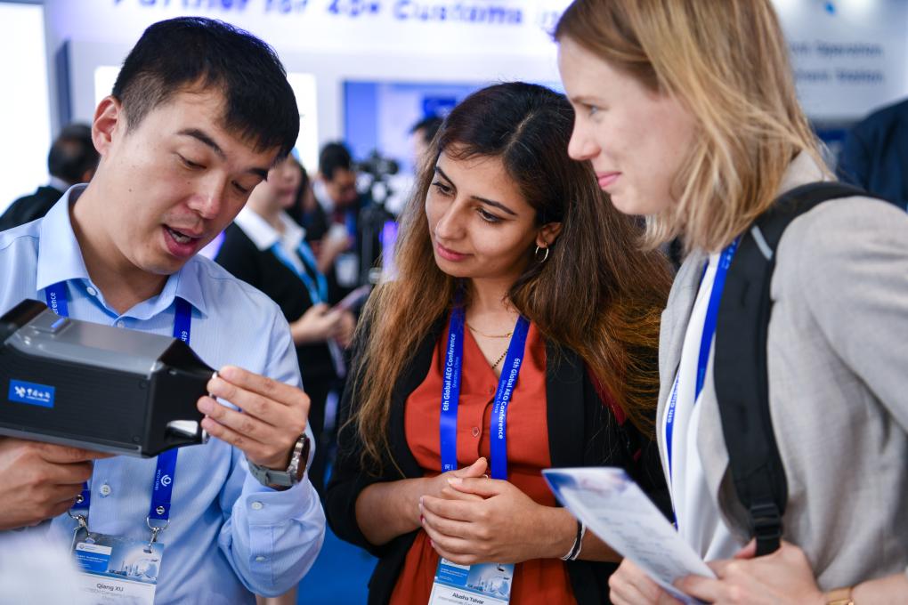 5月8日，嘉賓在第六屆全球AEO大會中國海關展台瞭解手持式再生金屬分析儀。新華社記者 梁旭 攝
