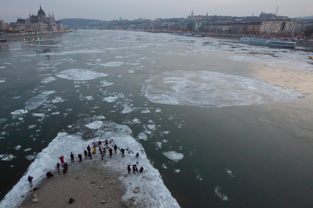   2017年1月9日，在布達佩斯，攝影師在瑪爾吉特島拍攝多瑙河上的浮冰。