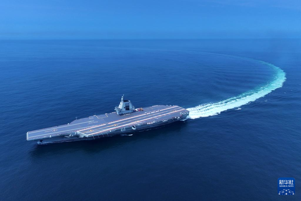 無人機5月7日拍攝的首航試驗中的中國海軍福建艦。（新華社）