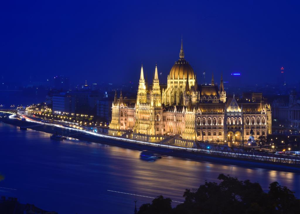   2016年9月17日在布達佩斯拍攝的匈牙利國會大廈夜景。