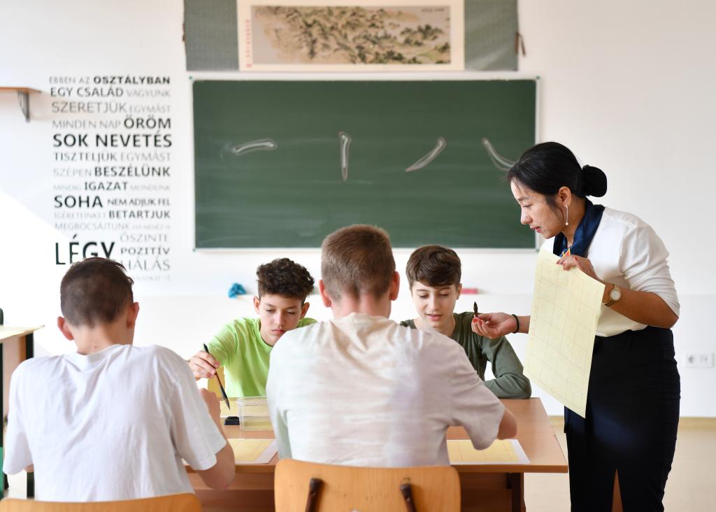   2023年2月24日，在布達佩斯的匈中雙語學校，中國教師指導學生們學習書法。