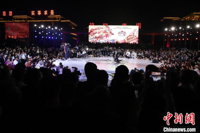 第十屆影響力街舞巔峰賽在河津市龍門廣場再燃戰火。河津市融媒體中心供圖