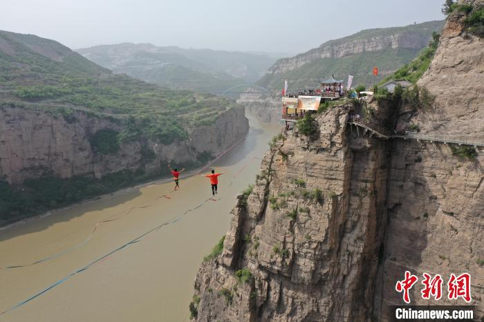 高空扁帶國際挑戰賽在黃河大梯子崖景區舉行。河津市融媒體中心供圖