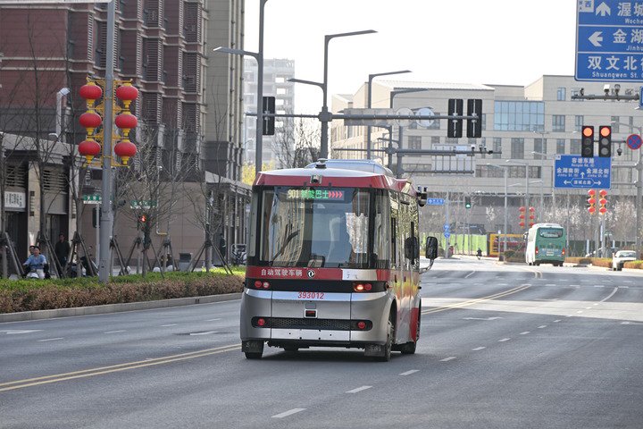 3月29日，智能網聯巴士在雄安新區容東片區道路上行駛。新華社記者牟宇 攝